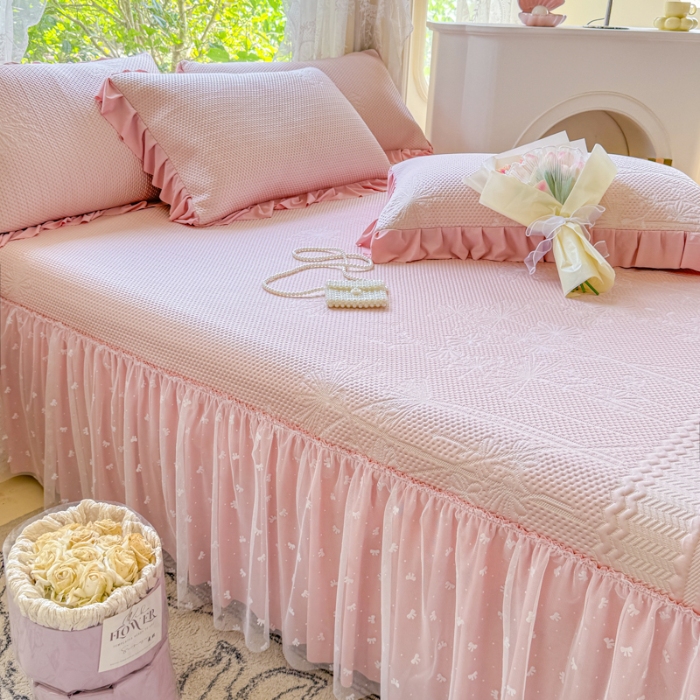 91家纺网 家纺一手货源 找家纺 【苏东来】2025高端法式韩版公主花边PE高分子复合软凉席床裙款三件套纯色蕾丝花边豆豆床裙床单床盖冰丝凉席子三件套件 小确幸粉