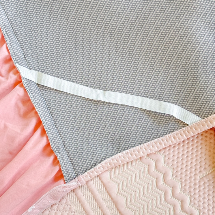 91家纺网 家纺一手货源 找家纺 【苏东来】2025高端法式韩版公主花边PE高分子复合软凉席床裙款三件套纯色蕾丝花边豆豆床裙床单床盖冰丝凉席子三件套件 小确幸粉