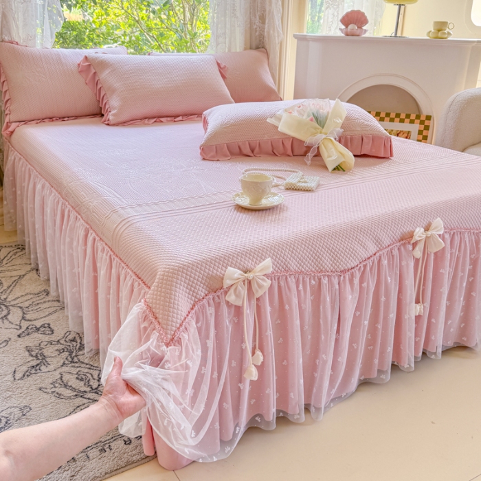 91家纺网 家纺一手货源 找家纺 【苏东来】2025高端法式韩版公主花边PE高分子复合软凉席床裙款三件套纯色蕾丝花边豆豆床裙床单床盖冰丝凉席子三件套件 小确幸粉