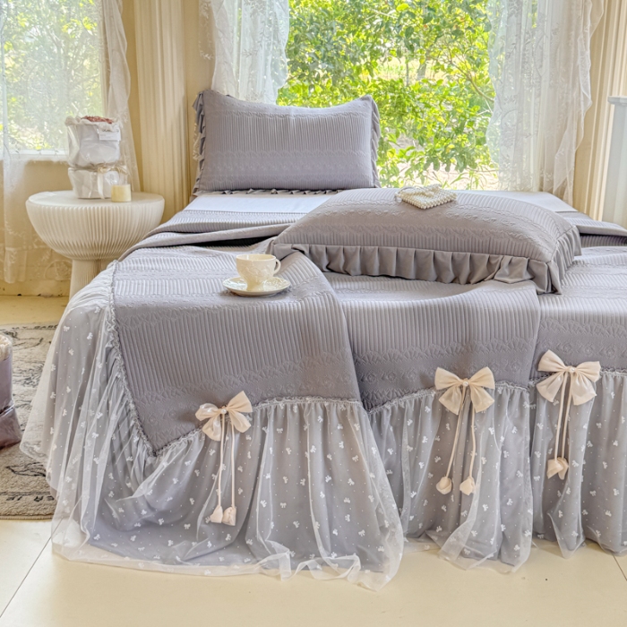 91家纺网 家纺一手货源 找家纺 【苏东来】2025高端法式韩版公主花边PE高分子复合软凉席床裙款三件套纯色蕾丝花边豆豆床裙床单床盖冰丝凉席子三件套件 甜心灰