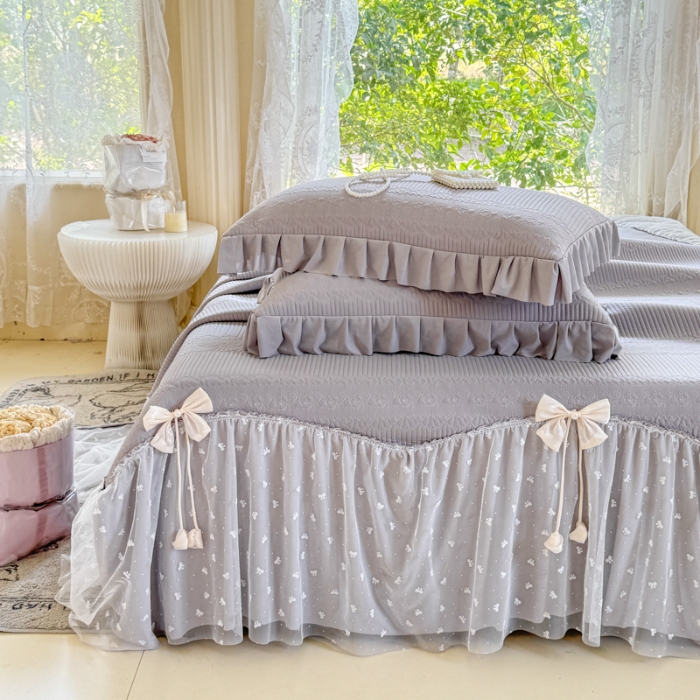 91家纺网 家纺一手货源 找家纺 【苏东来】2025高端法式韩版公主花边PE高分子复合软凉席床裙款三件套纯色蕾丝花边豆豆床裙床单床盖冰丝凉席子三件套件 甜心灰