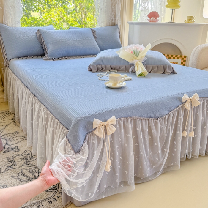 91家纺网 家纺一手货源 找家纺 【苏东来】2025高端法式韩版公主花边PE高分子复合软凉席床裙款三件套纯色蕾丝花边豆豆床裙床单床盖冰丝凉席子三件套件 甜心蓝