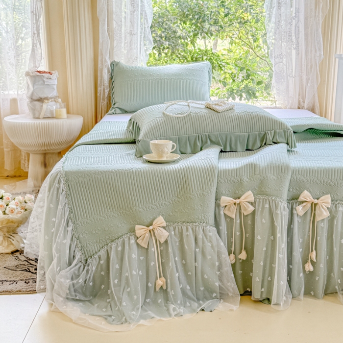 91家纺网 家纺一手货源 找家纺 【苏东来】2025高端法式韩版公主花边PE高分子复合软凉席床裙款三件套纯色蕾丝花边豆豆床裙床单床盖冰丝凉席子三件套件 甜心浅绿
