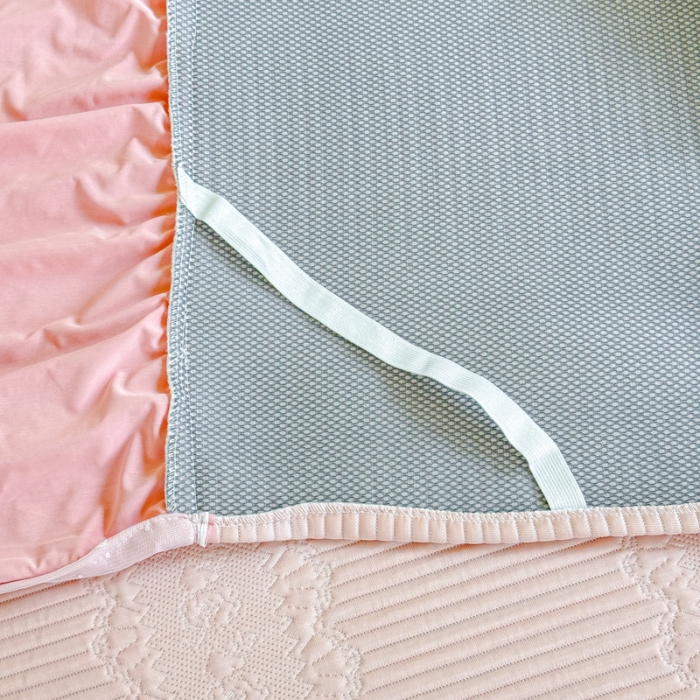 91家纺网 家纺一手货源 找家纺 【苏东来】2025高端法式韩版公主花边PE高分子复合软凉席床裙款三件套纯色蕾丝花边豆豆床裙床单床盖冰丝凉席子三件套件 甜心粉