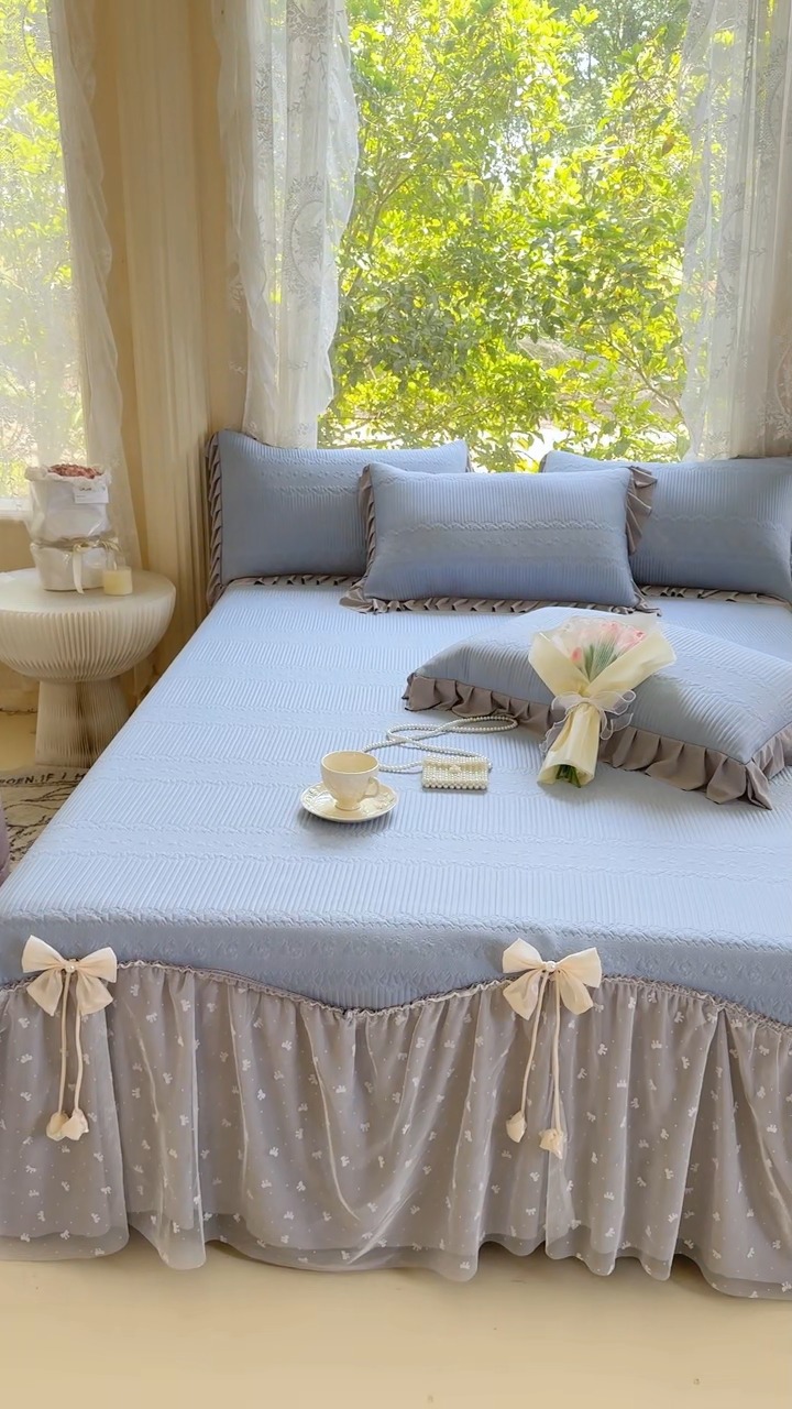 91家纺网 家纺一手货源 找家纺 【苏东来】2025高端法式韩版公主花边PE高分子复合软凉席床裙款三件套纯色蕾丝花边豆豆床裙床单床盖冰丝凉席子三件套件 甜心蓝