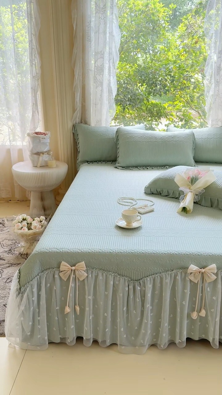 91家纺网 家纺一手货源 找家纺 【苏东来】2025高端法式韩版公主花边PE高分子复合软凉席床裙款三件套纯色蕾丝花边豆豆床裙床单床盖冰丝凉席子三件套件 甜心浅绿