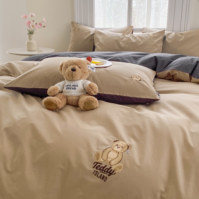 91家纺网 家纺一手货源 找家纺 泰迪爱兰Teddy ISLAND 2026新款32支全棉水洗棉绣花三件套四件套 驼色＋深灰