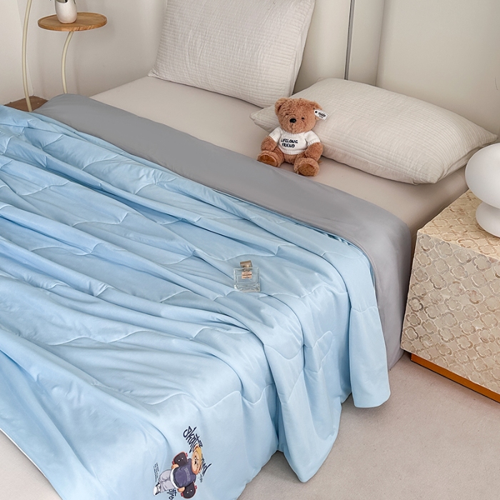 91家纺网 家纺一手货源 找家纺 泰迪爱兰Teddy ISLAND 2026新款冰淇淋凉感夏被 天空蓝+灰