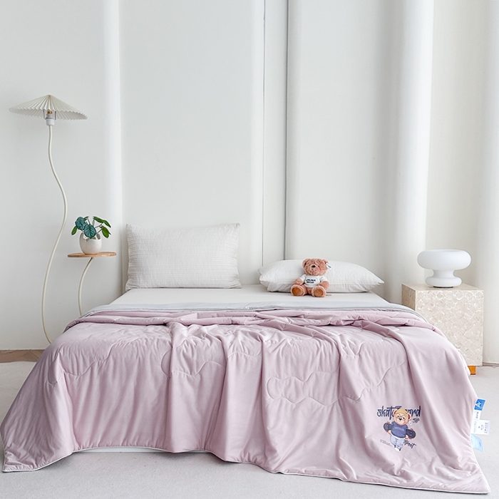 91家纺网 家纺一手货源 找家纺 泰迪爱兰Teddy ISLAND 2026新款冰淇淋凉感夏被 樱花粉+灰