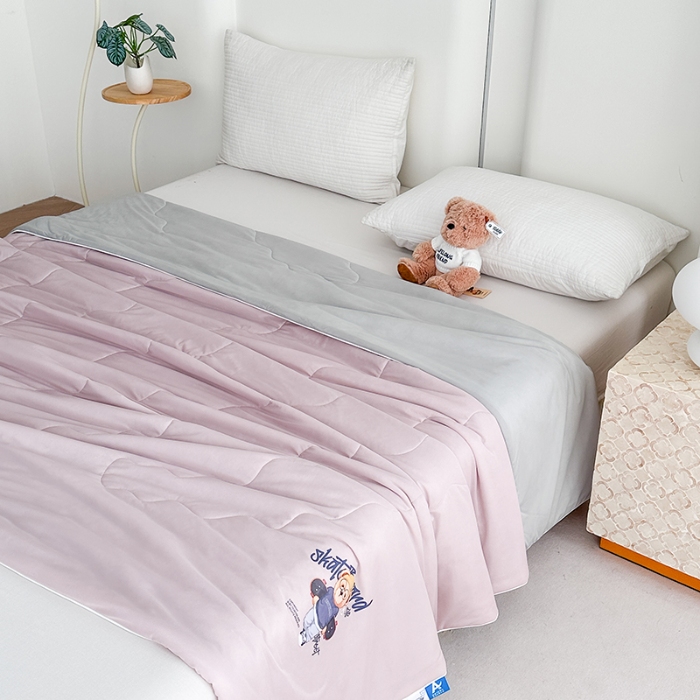 91家纺网 家纺一手货源 找家纺 泰迪爱兰Teddy ISLAND 2026新款冰淇淋凉感夏被 樱花粉+灰