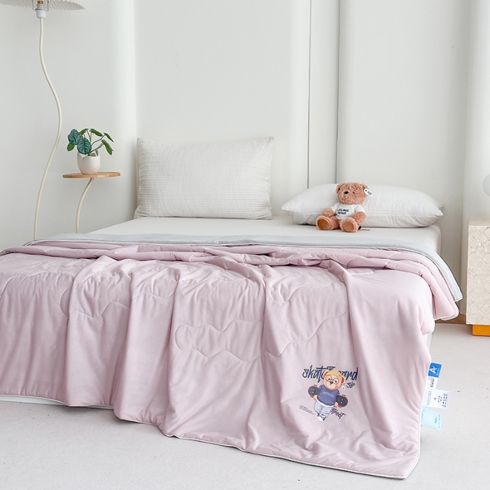 91家纺网 家纺一手货源 找家纺 泰迪爱兰Teddy ISLAND 2026新款冰淇淋凉感夏被 樱花粉+灰