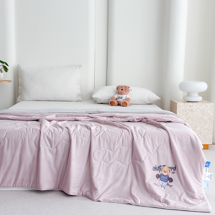 91家纺网 家纺一手货源 找家纺 泰迪爱兰Teddy ISLAND 2026新款冰淇淋凉感夏被 樱花粉+灰