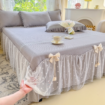 91家纺网 家纺一手货源 找家纺 【苏东来】2025高端法式韩版公主花边PE高分子复合软凉席床裙款三件套纯色蕾丝花边豆豆床裙床单床盖冰丝凉席子三件套件空调席 小确幸浅绿