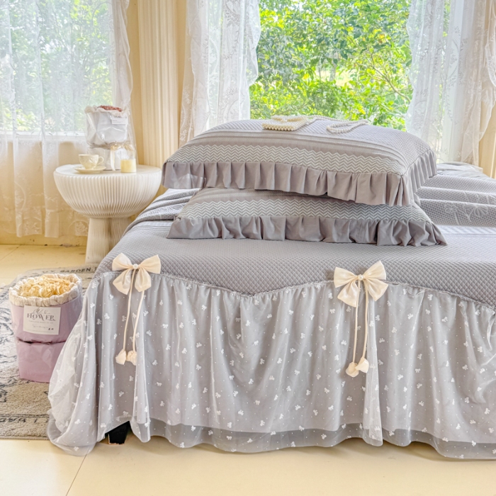 91家纺网 家纺一手货源 找家纺 【苏东来】2025高端法式韩版公主花边PE高分子复合软凉席床裙款三件套纯色蕾丝花边豆豆床裙床单床盖冰丝凉席子三件套件空调席 小确幸灰