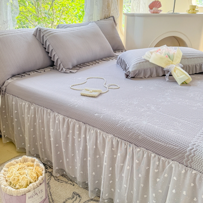 91家纺网 家纺一手货源 找家纺 【苏东来】2025高端法式韩版公主花边PE高分子复合软凉席床裙款三件套纯色蕾丝花边豆豆床裙床单床盖冰丝凉席子三件套件空调席 小确幸灰