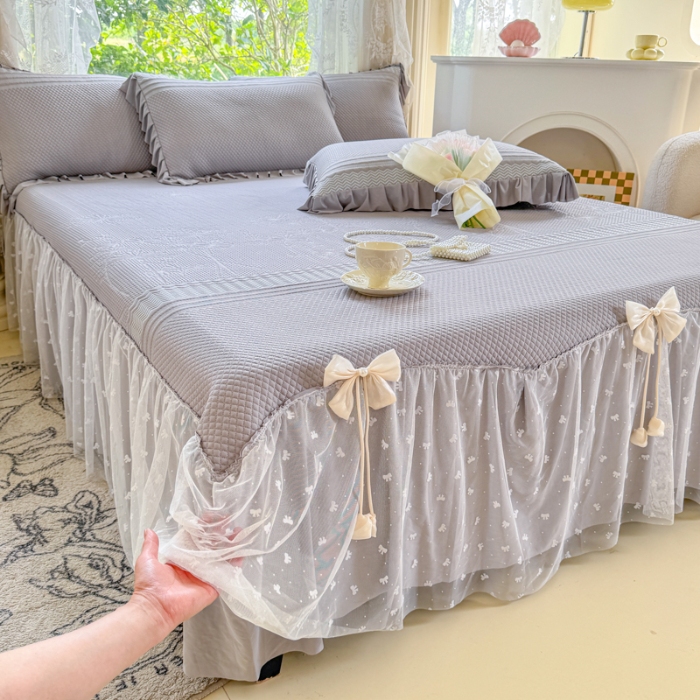 91家纺网 家纺一手货源 找家纺 【苏东来】2025高端法式韩版公主花边PE高分子复合软凉席床裙款三件套纯色蕾丝花边豆豆床裙床单床盖冰丝凉席子三件套件空调席 小确幸灰