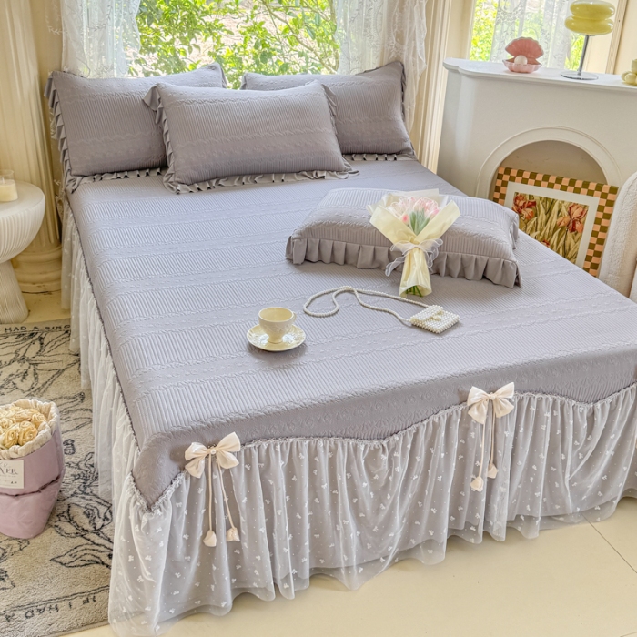 91家纺网 家纺一手货源 找家纺 【苏东来】2025高端法式韩版公主花边PE高分子复合软凉席床裙款三件套纯色蕾丝花边豆豆床裙床单床盖冰丝凉席子三件套件空调席 甜心灰