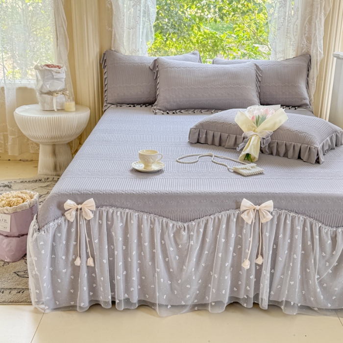 91家纺网 家纺一手货源 找家纺 【苏东来】2025高端法式韩版公主花边PE高分子复合软凉席床裙款三件套纯色蕾丝花边豆豆床裙床单床盖冰丝凉席子三件套件空调席 甜心灰