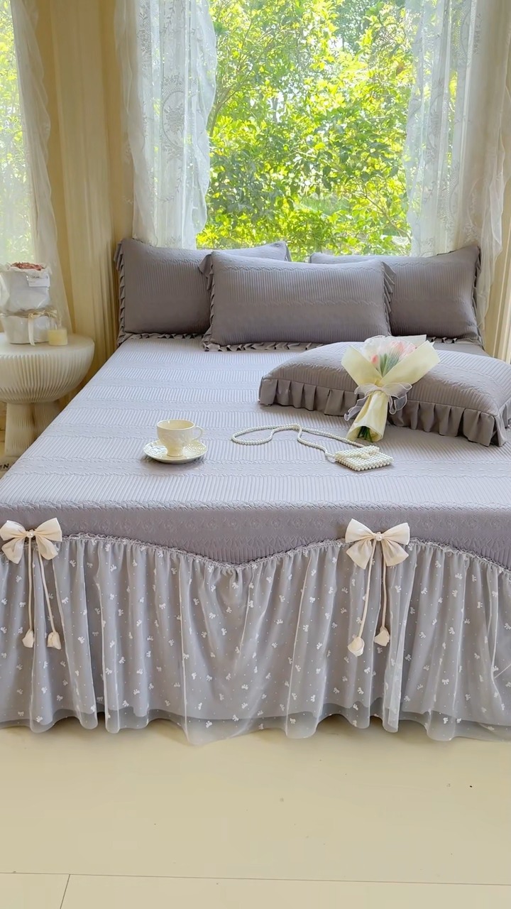 91家纺网 家纺一手货源 找家纺 【苏东来】2025高端法式韩版公主花边PE高分子复合软凉席床裙款三件套纯色蕾丝花边豆豆床裙床单床盖冰丝凉席子三件套件空调席 甜心灰