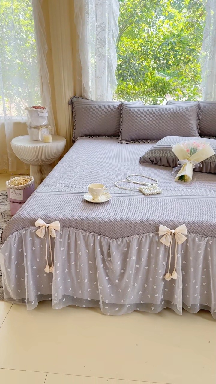 91家纺网 家纺一手货源 找家纺 【苏东来】2025高端法式韩版公主花边PE高分子复合软凉席床裙款三件套纯色蕾丝花边豆豆床裙床单床盖冰丝凉席子三件套件空调席 小确幸灰