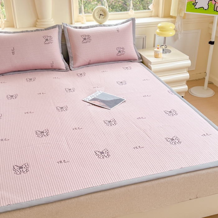 91家纺网 家纺一手货源 找家纺 2025高端轻奢简约提花凉感PE高分子复合软凉席三件套纯色冰豆豆冰丝凉席子三件套件空调席床单三明治 蝴蝶结粉