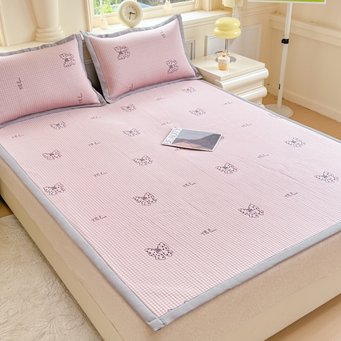 91家纺网 家纺一手货源 找家纺 2025高端轻奢简约提花凉感PE高分子复合软凉席三件套纯色冰豆豆冰丝凉席子三件套件空调席床单三明治 蝴蝶结粉