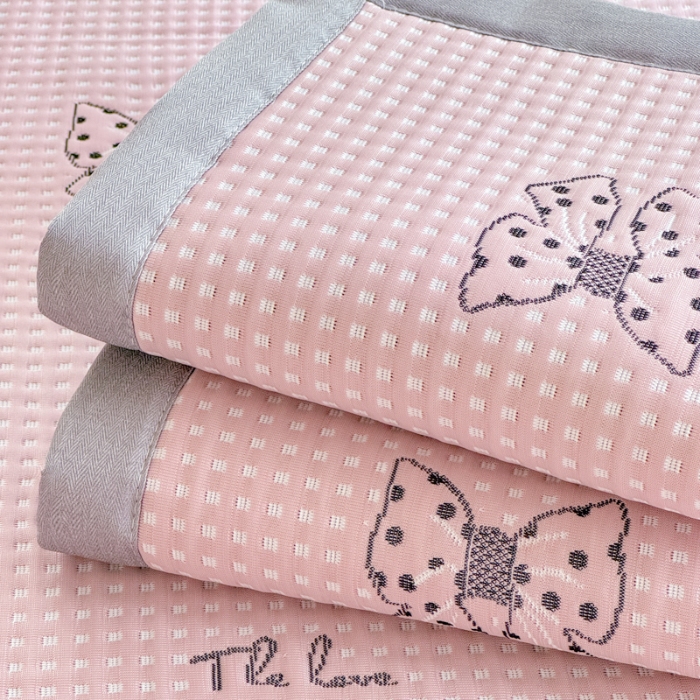 91家纺网 家纺一手货源 找家纺 2025高端轻奢简约提花凉感PE高分子复合软凉席三件套纯色冰豆豆冰丝凉席子三件套件空调席床单三明治 蝴蝶结粉