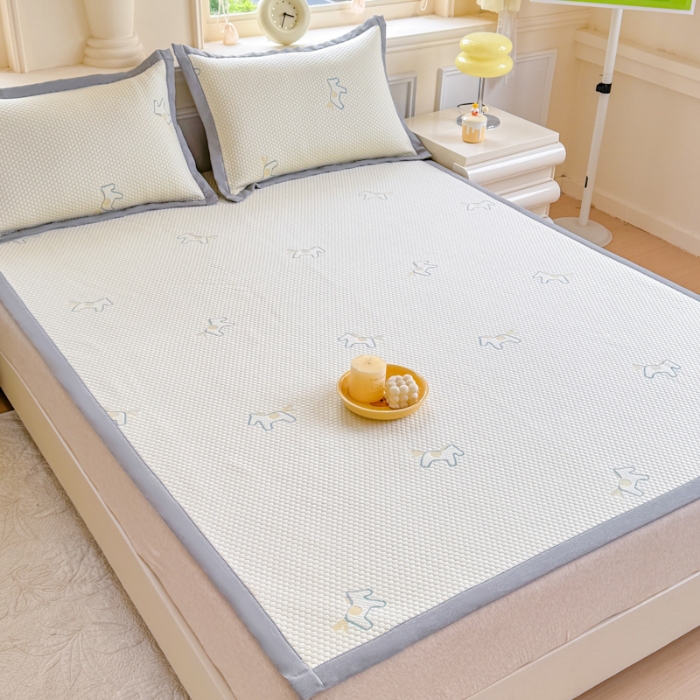 91家纺网 家纺一手货源 找家纺 2025高端轻奢简约提花凉感PE高分子复合软凉席三件套纯色冰豆豆冰丝凉席子三件套件空调席床单三明治 木马