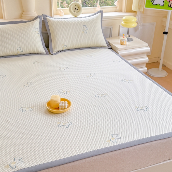 91家纺网 家纺一手货源 找家纺 2025高端轻奢简约提花凉感PE高分子复合软凉席三件套纯色冰豆豆冰丝凉席子三件套件空调席床单三明治 木马