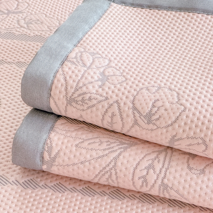 91家纺网 家纺一手货源 找家纺 2025高端轻奢简约提花凉感PE高分子复合软凉席三件套纯色冰豆豆冰丝凉席子三件套件空调席床单三明治 柏林粉