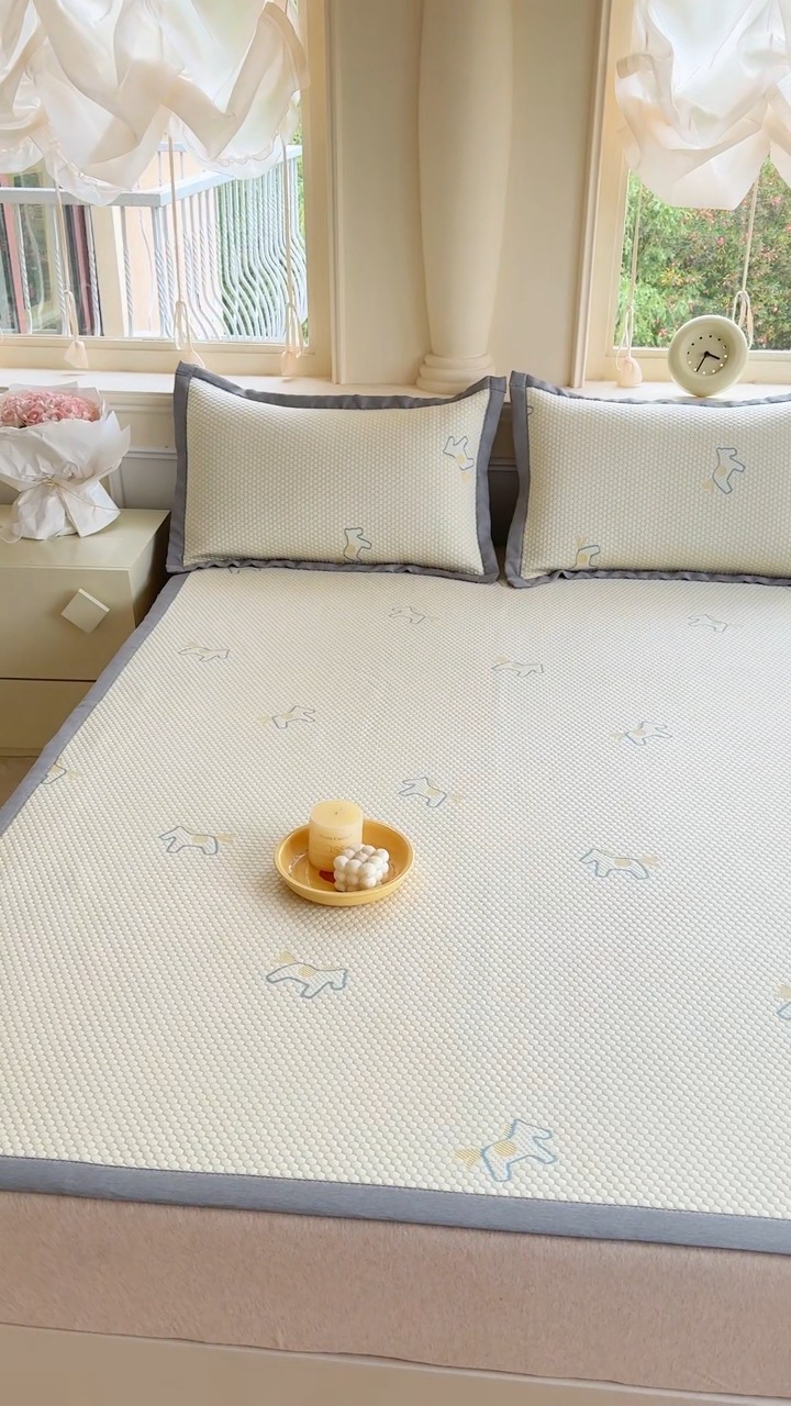 91家纺网 家纺一手货源 找家纺 2025高端轻奢简约提花凉感PE高分子复合软凉席三件套纯色冰豆豆冰丝凉席子三件套件空调席床单三明治 木马