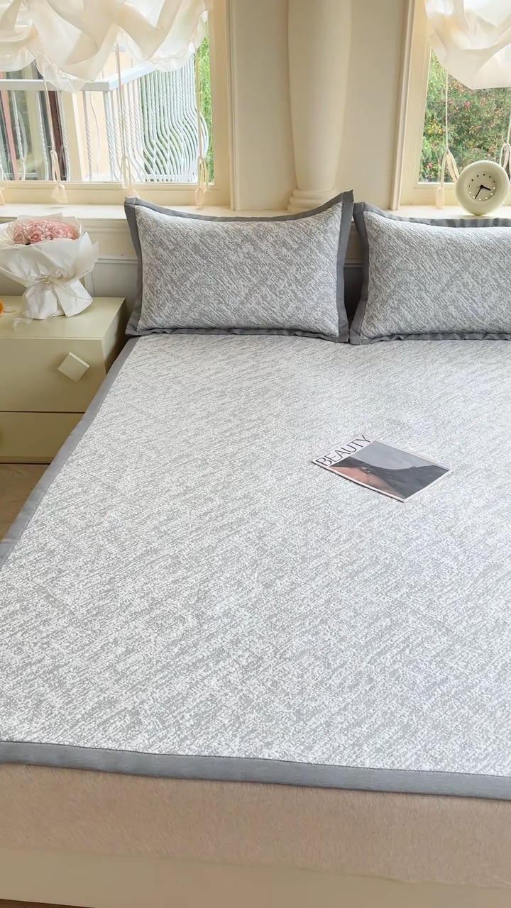 91家纺网 家纺一手货源 找家纺 2025高端轻奢简约提花凉感PE高分子复合软凉席三件套纯色冰豆豆冰丝凉席子三件套件空调席床单三明治 流光
