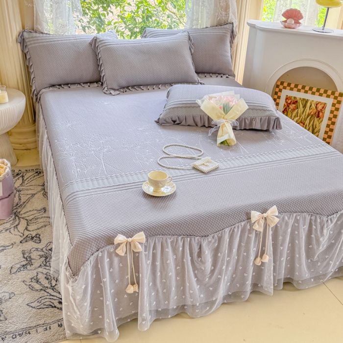 91家纺网 家纺一手货源 找家纺 【苏东来】2025高端法式韩版公主花边PE高分子复合软凉席床裙款三件套纯色蕾丝花边豆豆床裙床单床盖冰丝凉席子三件套件空调席 小确幸灰