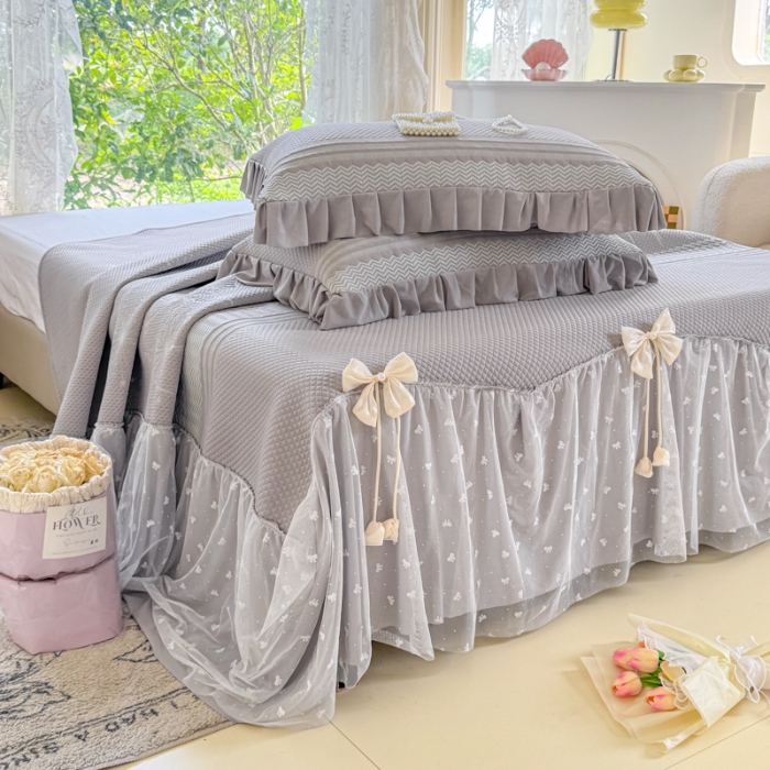 91家纺网 家纺一手货源 找家纺 【苏东来】2025高端法式韩版公主花边PE高分子复合软凉席床裙款三件套纯色蕾丝花边豆豆床裙床单床盖冰丝凉席子三件套件空调席 小确幸灰