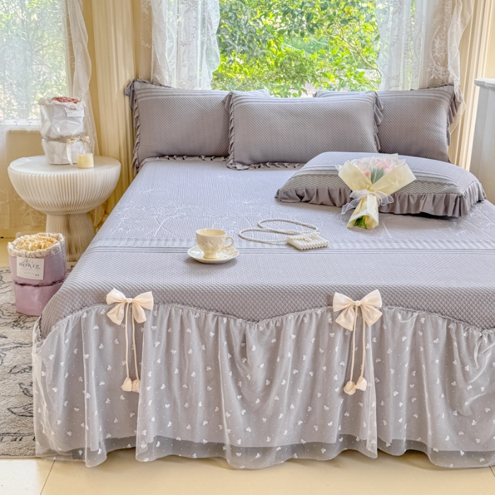 91家纺网 家纺一手货源 找家纺 【苏东来】2025高端法式韩版公主花边PE高分子复合软凉席床裙款三件套纯色蕾丝花边豆豆床裙床单床盖冰丝凉席子三件套件空调席 小确幸灰