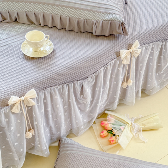 91家纺网 家纺一手货源 找家纺 【苏东来】2025高端法式韩版公主花边PE高分子复合软凉席床裙款三件套纯色蕾丝花边豆豆床裙床单床盖冰丝凉席子三件套件空调席 小确幸灰