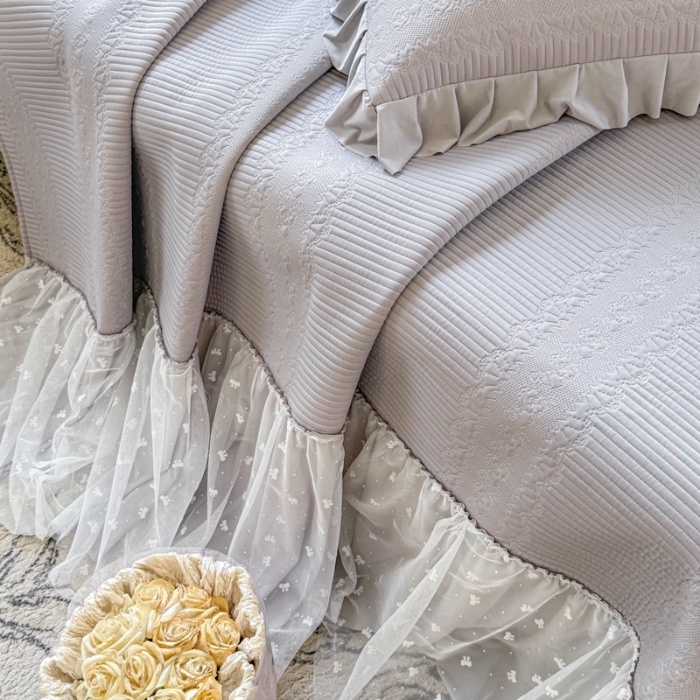 91家纺网 家纺一手货源 找家纺 【苏东来】2025高端法式韩版公主花边PE高分子复合软凉席床裙款三件套纯色蕾丝花边豆豆床裙床单床盖冰丝凉席子三件套件空调席 甜心灰