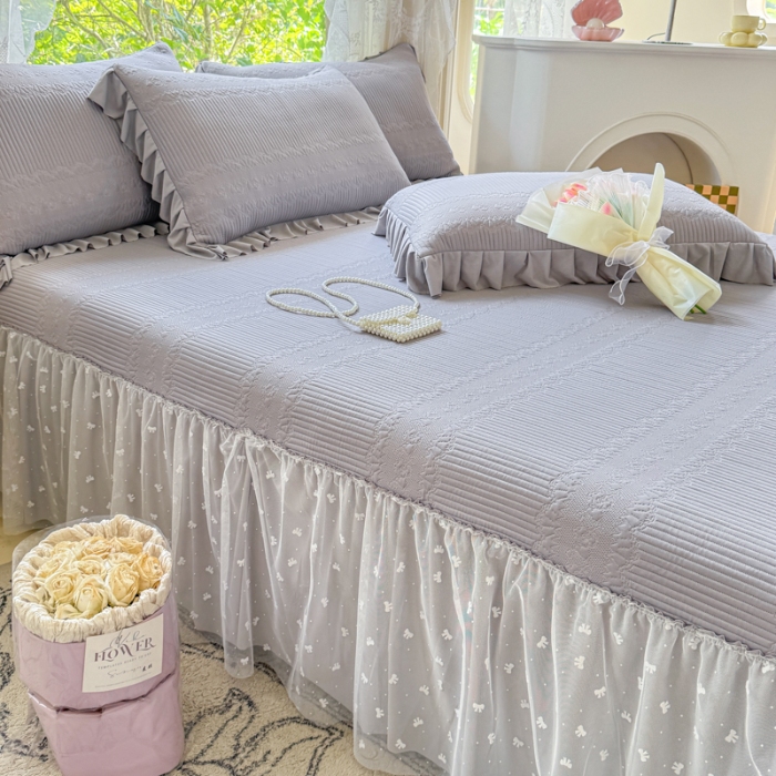 91家纺网 家纺一手货源 找家纺 【苏东来】2025高端法式韩版公主花边PE高分子复合软凉席床裙款三件套纯色蕾丝花边豆豆床裙床单床盖冰丝凉席子三件套件空调席 甜心灰