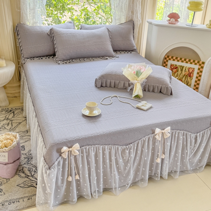 91家纺网 家纺一手货源 找家纺 【苏东来】2025高端法式韩版公主花边PE高分子复合软凉席床裙款三件套纯色蕾丝花边豆豆床裙床单床盖冰丝凉席子三件套件空调席 甜心灰