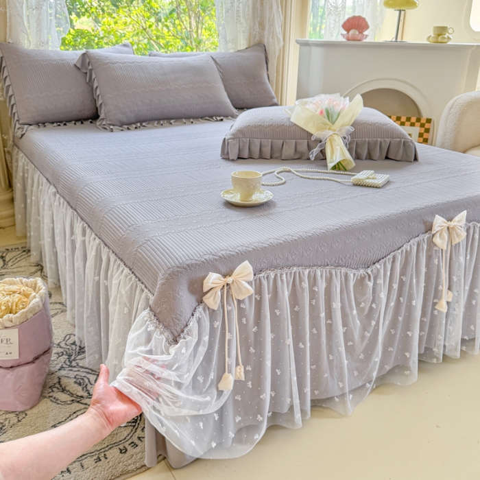 91家纺网 家纺一手货源 找家纺 【苏东来】2025高端法式韩版公主花边PE高分子复合软凉席床裙款三件套纯色蕾丝花边豆豆床裙床单床盖冰丝凉席子三件套件空调席 甜心灰