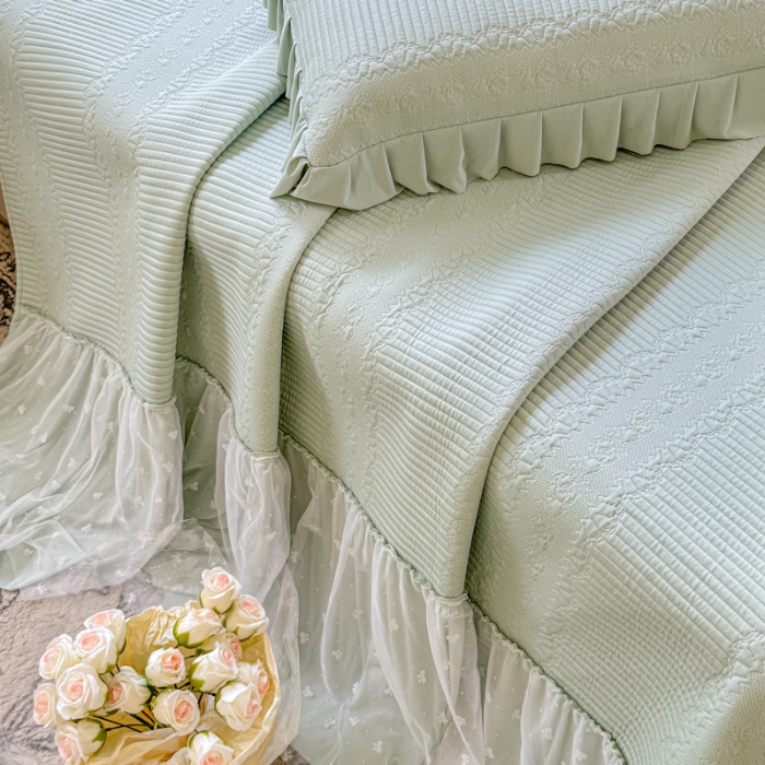 91家纺网 家纺一手货源 找家纺 【苏东来】2025高端法式韩版公主花边PE高分子复合软凉席床裙款三件套纯色蕾丝花边豆豆床裙床单床盖冰丝凉席子三件套件空调席 甜心浅绿