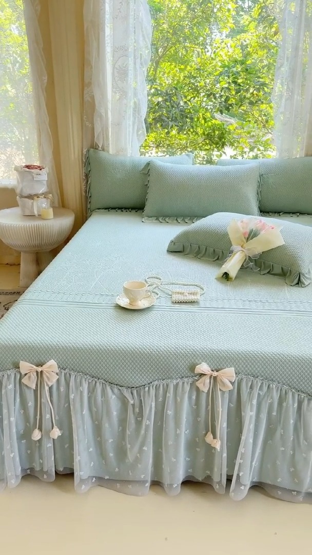 91家纺网 家纺一手货源 找家纺 【苏东来】2025高端法式韩版公主花边PE高分子复合软凉席床裙款三件套纯色蕾丝花边豆豆床裙床单床盖冰丝凉席子三件套件空调席 小确幸浅绿