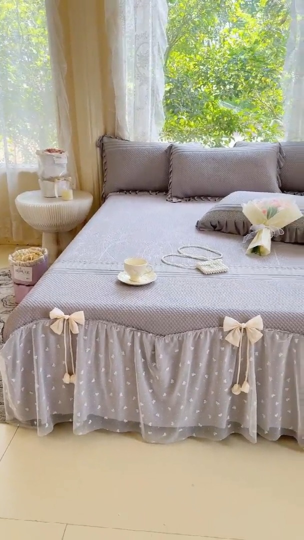 91家纺网 家纺一手货源 找家纺 【苏东来】2025高端法式韩版公主花边PE高分子复合软凉席床裙款三件套纯色蕾丝花边豆豆床裙床单床盖冰丝凉席子三件套件空调席 小确幸灰