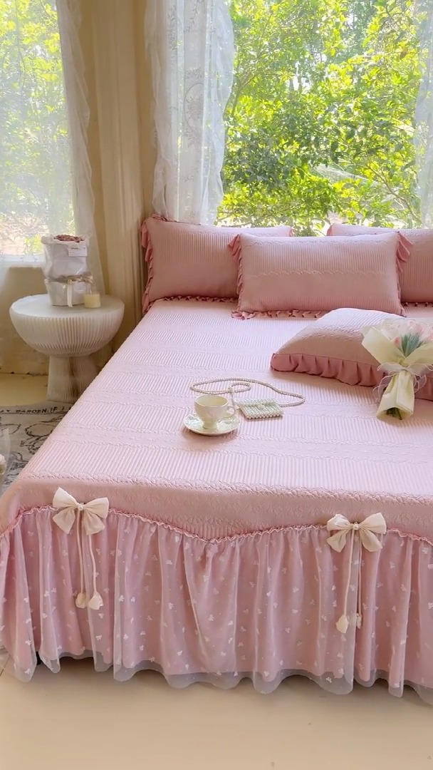 91家纺网 家纺一手货源 找家纺 （总）【苏东来】2025高端法式韩版公主花边PE高分子复合软凉席床裙款三件套纯色蕾丝花边豆豆床裙床单床盖冰丝凉席子三件套件