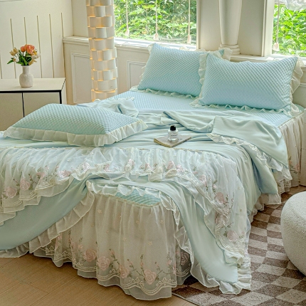 91家纺网 家纺一手货源 找家纺 漫布云2025新款A类甄选PE凉感丝花边床裙款冰豆豆凉席床盖三件套春夏韩版公主风水洗棉蕾丝夏被 梦幻—香芋紫