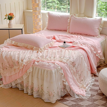 91家纺网 家纺一手货源 找家纺 漫布云2025新款A类甄选PE凉感丝花边床裙款冰豆豆凉席床盖三件套春夏韩版公主风水洗棉蕾丝夏被 梦幻—香芋紫