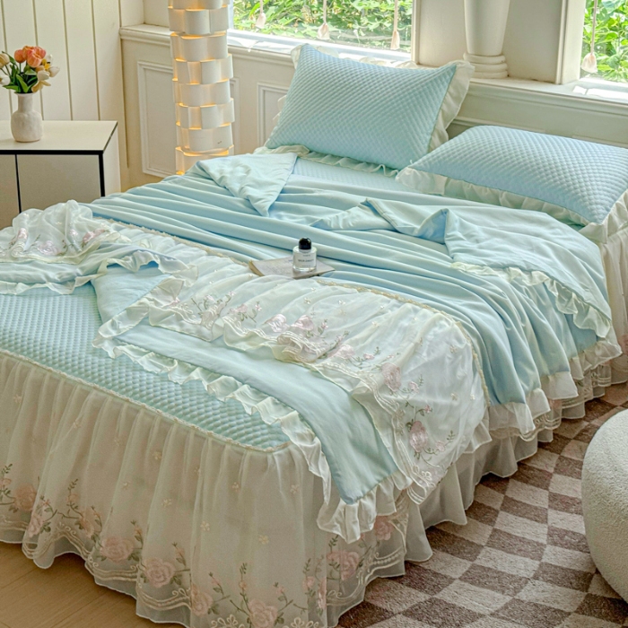 91家纺网 家纺一手货源 找家纺 漫布云2025新款A类甄选PE凉感丝花边床裙款冰豆豆凉席床盖三件套春夏韩版公主风水洗棉蕾丝夏被   梦幻—梦幻蓝 