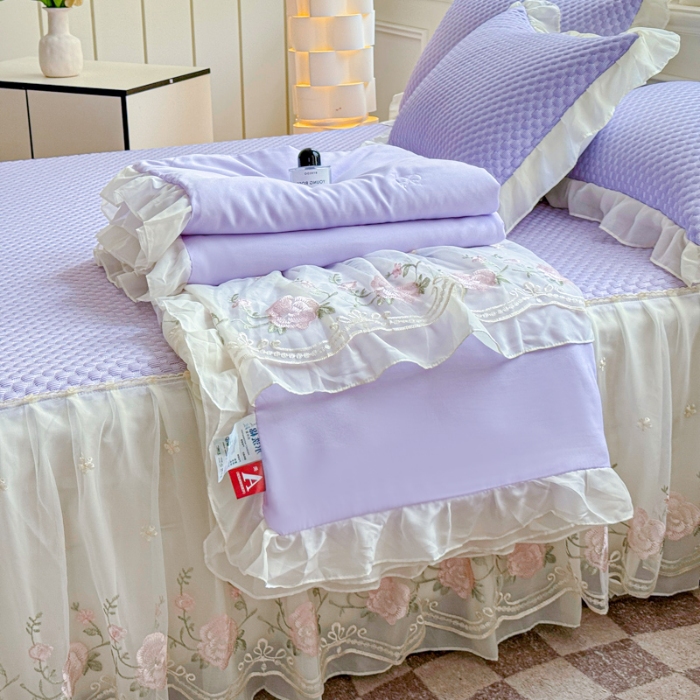 91家纺网 家纺一手货源 找家纺 漫布云2025新款A类甄选PE凉感丝花边床裙款冰豆豆凉席床盖三件套春夏韩版公主风水洗棉蕾丝夏被 梦幻—香芋紫
