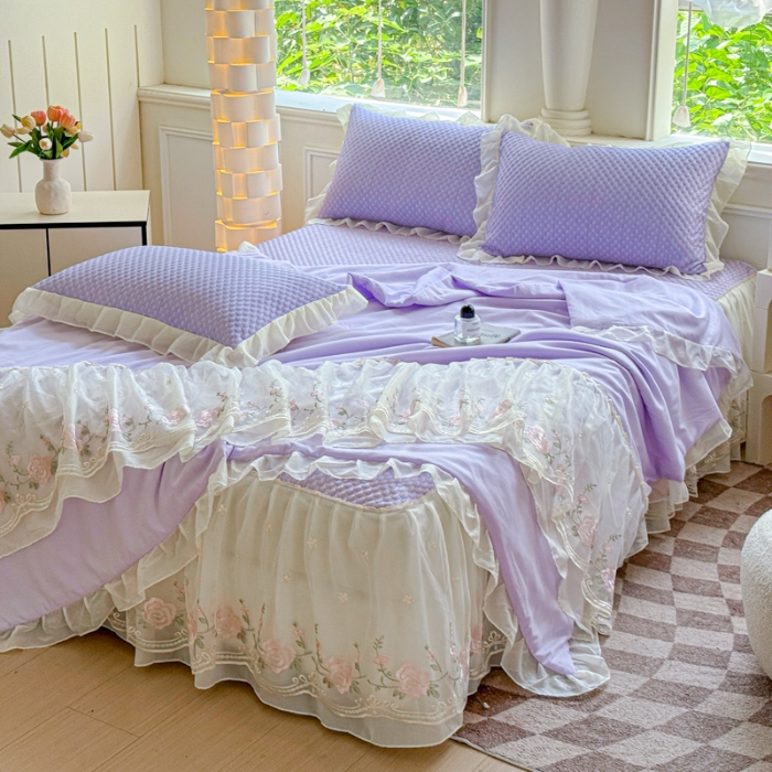91家纺网 家纺一手货源 找家纺 漫布云2025新款A类甄选PE凉感丝花边床裙款冰豆豆凉席床盖三件套春夏韩版公主风水洗棉蕾丝夏被 梦幻—香芋紫