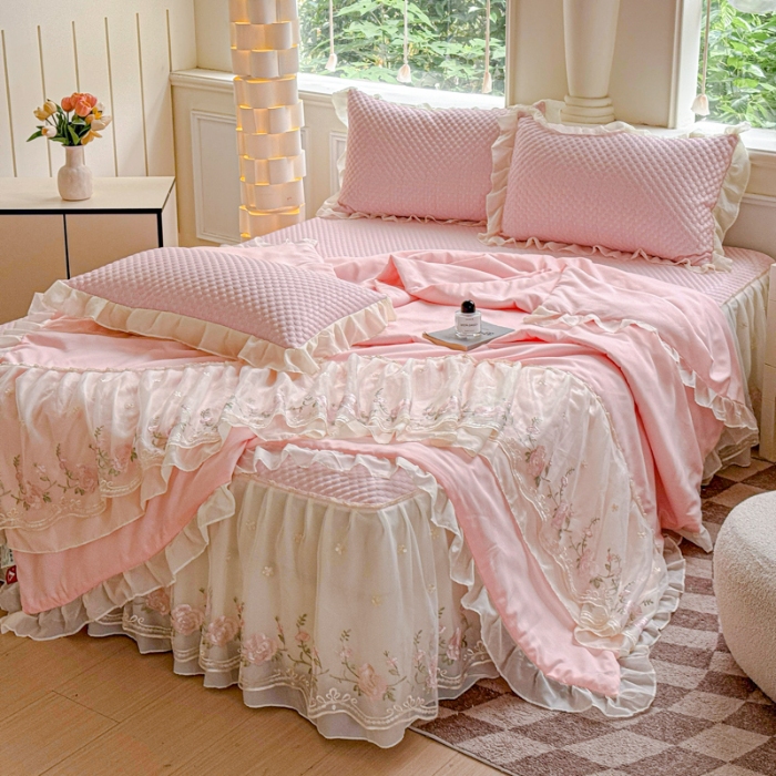 91家纺网 家纺一手货源 找家纺 漫布云2025新款A类甄选PE凉感丝花边床裙款冰豆豆凉席床盖三件套春夏韩版公主风水洗棉蕾丝夏被  梦幻—樱花粉
